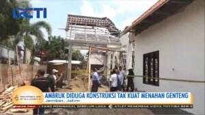 Atap Bangunan Kantor Camat Jenggawah Roboh, 1 Pekerja Terluka