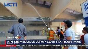 Kebakaran Atap Lobi ITC Roxy Mas Curi Perhatian Pengendara