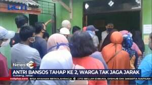 Tak Perhatikan Jaga Jarak, Warga Di Subang Rela Berdesakan Demi Bantuan Langsung Tunai
