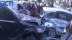 Mobil Sport Tabrak 5 Mobil Yang Sedang Parkir