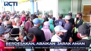 Hiraukan Jarak, Warga Surabaya Serbu Sembako Murah