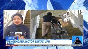 Ironis! Pengendara Motor Gunakan Jembatan Penyeberangan Orang