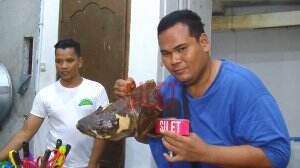 Tantangan Fahmi Bo Memakan Kepala Ikan Besar