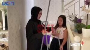 Angel Lelga Ngepel Rumah Bareng Anak