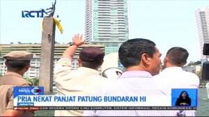 Demi Sampaikan Pesan Untuk Jokowi, Pria Ini Nekat Panjat Patung Bundaran HI