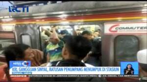 Gangguan Sinyal KRL, Penumpang Menumpuk dan Berdesakan