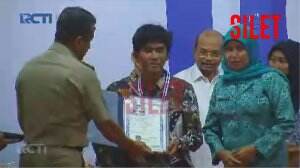 Lulus Paket B, Tiko Jadi Lulusan Terbaik