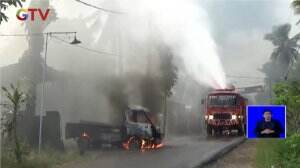 Mobil Terbakar. Api Melahap Seluruh Bagian Mobil