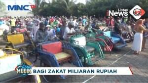 Ribuan Tukang Becak Antri Untuk Mendapatkan Zakat