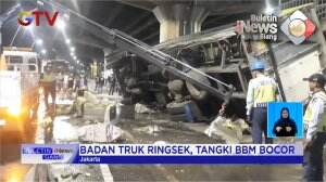 Kecelakaan Truk Menabrak Separator Busway