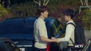 Lee Tae Hoo mengampiri Jin Su Woo kerumahnya pada tengah malam