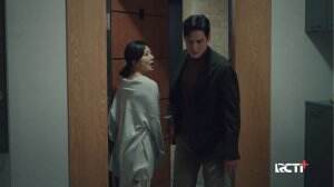 Park In Hyu mengejar Min Hyun Seo yang akan kabur keluar kota untuk menghindarinya