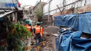 Tembok Pembatas Apartemen Ambruk di Kawasan Kebon Sirih, Jakarta