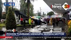 Baliho Roboh Dan Menimpa Dua Mobil