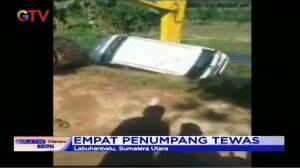 Minibus Terjun ke Parit