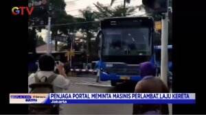 Bus TransJakarta Mogok di Perlintasan Kereta