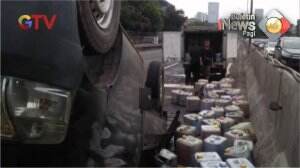 Mobil Pick Up Angkut Minyak Goreng Curah Terguling Di Jakarta