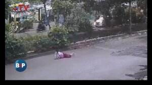 Emak-Emak Dijambret Jatuh Tersungkur