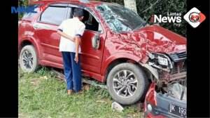 Mobil Travel Umroh Terbalik