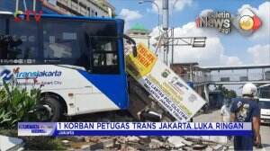 Bus Trans Jakarta Tabrak Pos Polisi