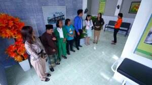 Warga Berkumpul Untuk Memberi Selamat Kepada Akum - Dunia Terbalik Eps. 2324