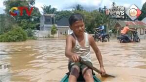 Bocah SD Tawarkan Jasa Ojek Perahu Di Tengah Banjir