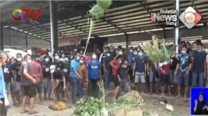 Protes Pedagang Buang Sayuran