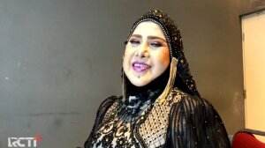 Kepoin Yuk! Berapa Lama Umi Elvy Makeup Dan Pasang Hijab Yang Lumayan Rumit