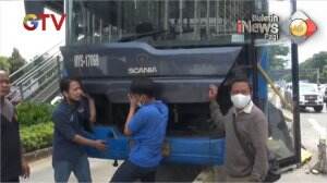 Bus Trans Jakarta Tabrak Separator Busway