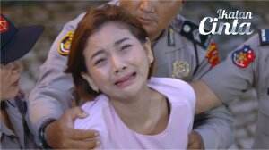 Papa Surya Tenangkan Elsa Yang Histeris