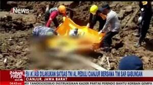 Evakuasi Jenazah 2 Korban Gempa Cianjur