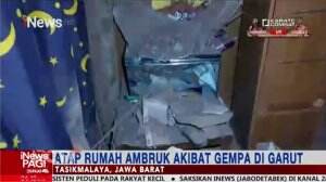 Atap Rumah Ambruk Akibat Gempa di Garut
