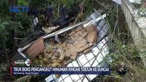 Truk BoksTerjun ke Sungai