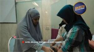 Serunya! Pertama Kali Aurel Mandikan Baby Ameena