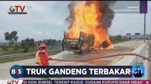 Truk Gandeng Terbakar