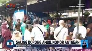 Warga Berebut Menukar Uang