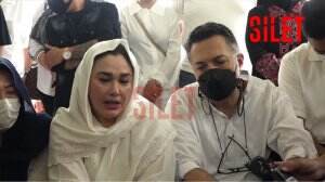 Tangis Kesedihan Nia Zulkarnaen