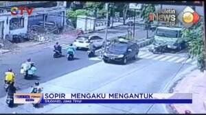 Truk Tronton Tabrak Pengendara Di Lampu Merah