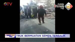 Truk Bermuatan Semen Terbalik