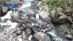 Truk Terjun Ke Sungai