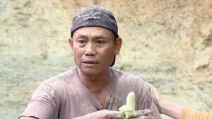 Bapak Surya Hanya Berbekal Pisang Rebus Untuk Makan Siang - Bedah Rumah Eps. 661