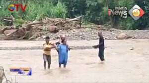 Ibu Hamil Nekat Terobos Arus Sungai