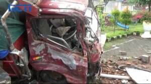 Sebuah Truk Bermuatan Pakan Ikan Menabrak Pintu Pagar Balai Desa, 2 Orang Tewas