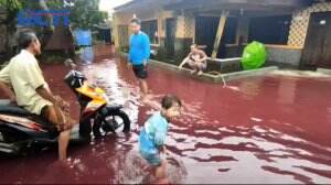 Fenomena Banjir Berwarna Merah Yang Menggegerkan Warga