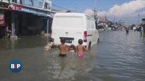 Banjir Rob Terjang Rumah Warga di Medan
