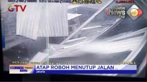 Angin Kencang Robohkan Atap Rumah