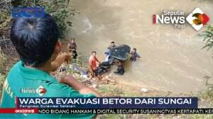 Becak Motor Tercebur Ke Sungai