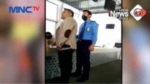 Viral! Penumpang Pesawat Mengamuk