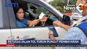 Petugas Jalan Tol Jemput Bola