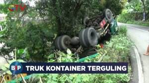 Truk Kontainer Terguling di Pemukiman Warga